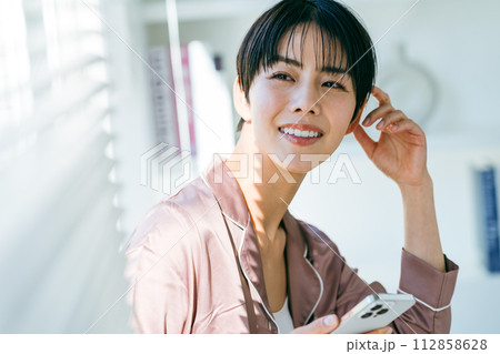 スマホを操作する朝の女性イメージ 112858628