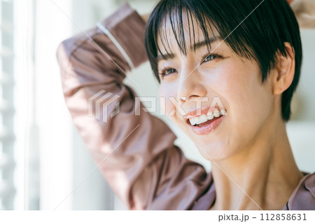 朝の女性イメージ 112858631