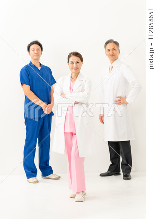 医療　ドクター　3人　縦 112858651