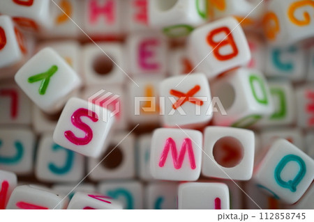 沢山のカラフルなビーズ。アルファベットのビーズ。 112858745