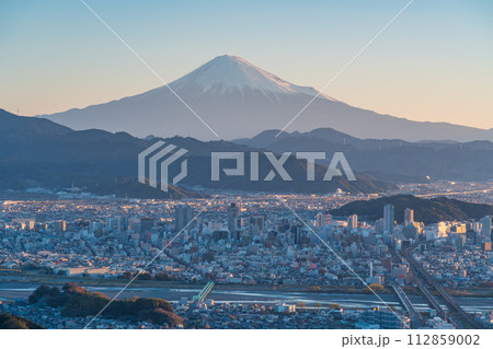 （静岡県）静岡市の街並みと富士山　日の出 112859002