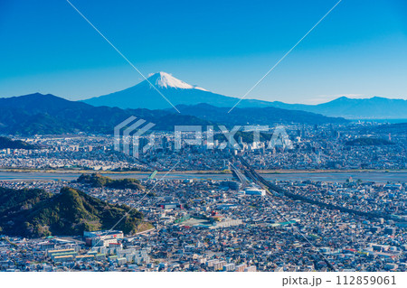 (静岡県)早朝の静岡市の街並みと富士山 (静岡県)早朝の静岡市の街並みと富士山 112859061