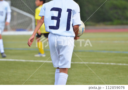 少年サッカーの試合（スローインする選手） 112859076