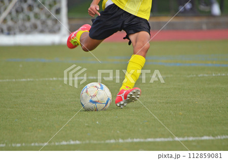 少年サッカーの試合（フリーキックをする選手） 112859081