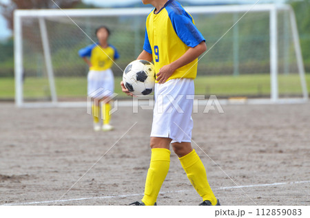 少年サッカーの試合（スローインする選手） 112859083
