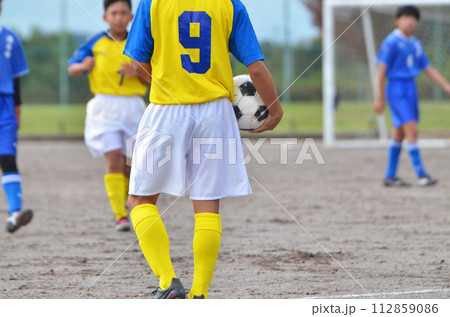 少年サッカーの試合(スローインする選手) 少年サッカーの試合(スローインする選手) 112859086