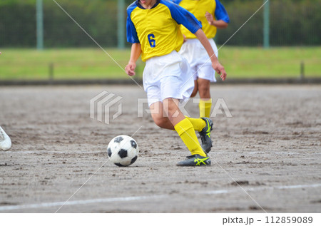少年サッカーの試合(ドリブルする選手) 少年サッカーの試合(ドリブルする選手) 112859089