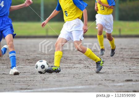 少年サッカーの試合(ドリブルする選手) 少年サッカーの試合(ドリブルする選手) 112859090