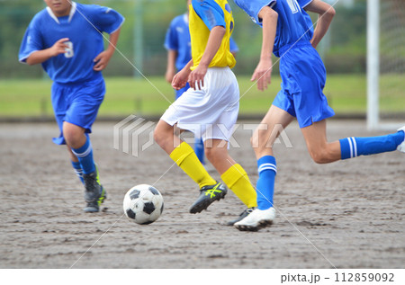 少年サッカーの試合（ドリブルする選手） 112859092