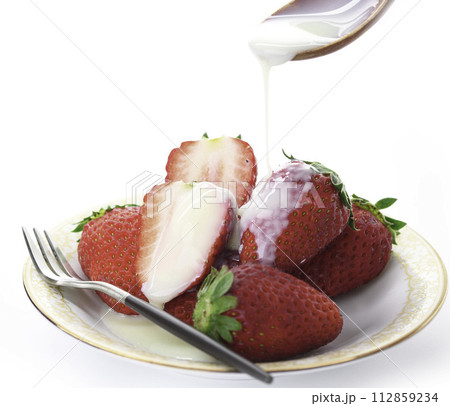 新鮮な美味しい いちご まりひめに練乳をかける 112859234