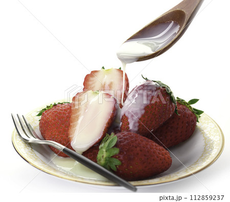 新鮮な美味しい いちご まりひめに練乳をかける 112859237