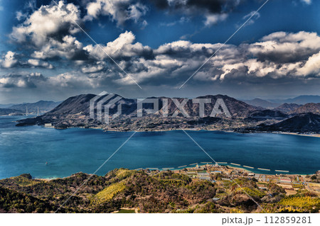 岩城島積善山展望台よりの生口島 112859281