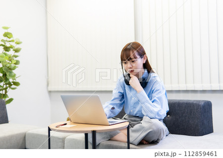 ノートパソコンで仕事をする/リモートワークをする女性 112859461