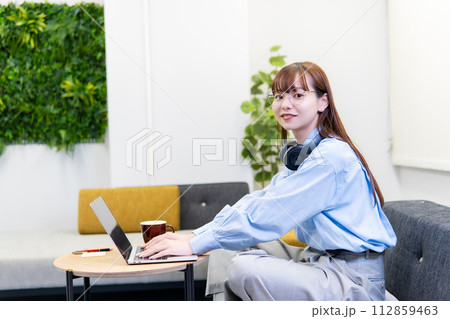 ノートパソコンで仕事をする/リモートワークをする女性 ノートパソコンで仕事をする/リモートワークをする女性 112859463