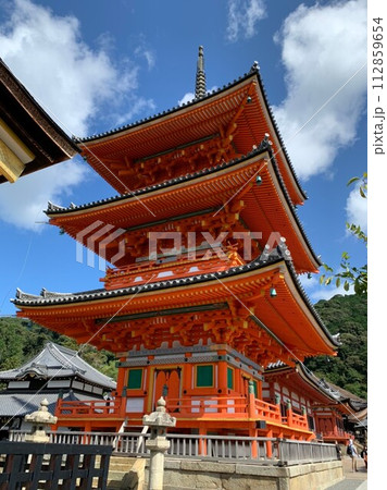 京都のまちなみ 祇園・東山エリア 清水寺 三重塔 縦アングル 京都のまちなみ 祇園・東山エリア 清水寺 三重塔 縦アングル 112859654