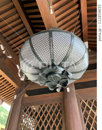 京都のまちなみ 祇園・東山エリア 清水寺 吊り灯籠(提灯) 縦アングル 京都のまちなみ 祇園・東山エリア 清水寺 吊り灯籠(提灯) 縦アングル 112859655