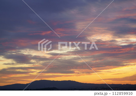 日没後の秋の夕焼け・木津川市城址公園 日没後の秋の夕焼け・木津川市城址公園 112859910