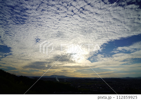 日没前の鱗雲の夕焼け・木津川市城址公園 112859925