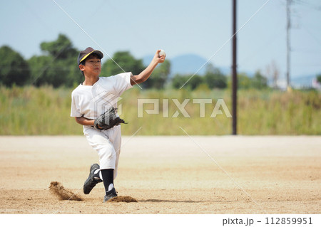 少年野球の左投手 112859951