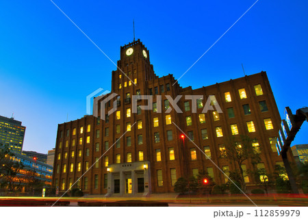 東京 市政会館の夜景 112859979