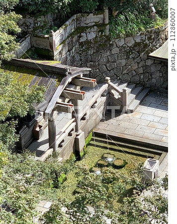 京都のまちなみ 祇園・東山エリア 清水寺 音羽の瀧 鳥瞰(清水の舞台から) 縦アングル 京都のまちなみ 祇園・東山エリア 清水寺 音羽の瀧 鳥瞰(清水の舞台から) 縦アングル 112860007