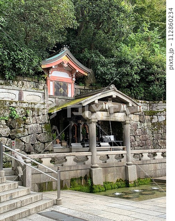 京都のまちなみ 祇園・東山エリア 清水寺 音羽の瀧 斜め左アングル 京都のまちなみ 祇園・東山エリア 清水寺 音羽の瀧 斜め左アングル 112860234