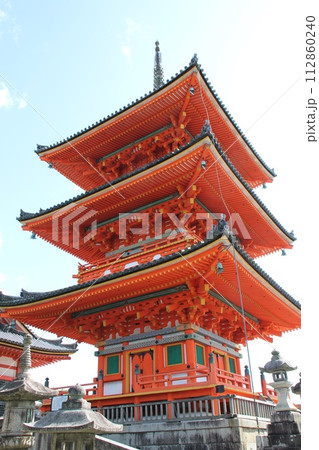 京都のまちなみ　祇園・東山エリア　清水寺　三重塔　縦アングル 112860240