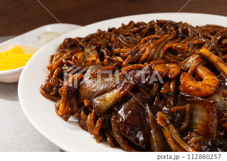 Platter Jjajangmyeon with stir-fried noodles in Jjajang sauce 112860257