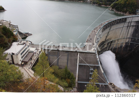 黒部ダムのダイナミックな放水 黒部ダムのダイナミックな放水 112860317