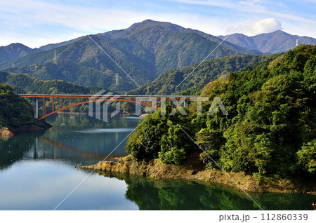 秋の宮ヶ瀬湖　紅葉の丹沢山地 112860339