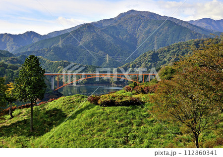 秋の鳥居原園地と虹の大橋と紅葉の丹沢山地 112860341