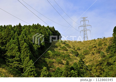 宮ヶ瀬湖　山地を走る送電線 112860345