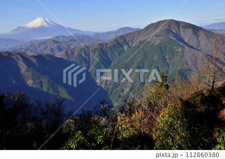 丹沢の袖平山山頂より望む富士山と大室山 112860380
