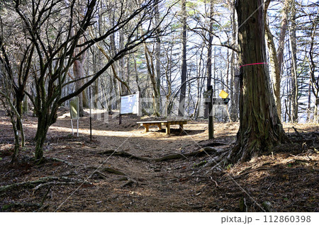 丹沢 丹沢主脈の登山道 黍殻山の青根分岐 丹沢 丹沢主脈の登山道 黍殻山の青根分岐 112860398