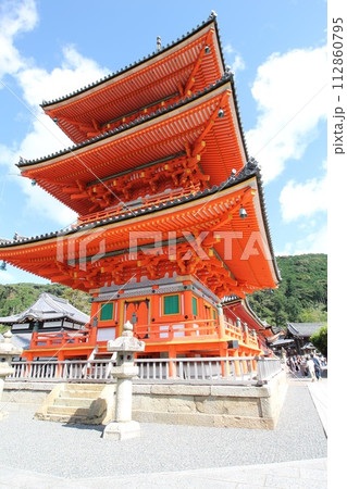 京都のまちなみ 祇園・東山エリア 清水寺 三重塔 縦アングル 京都のまちなみ 祇園・東山エリア 清水寺 三重塔 縦アングル 112860795