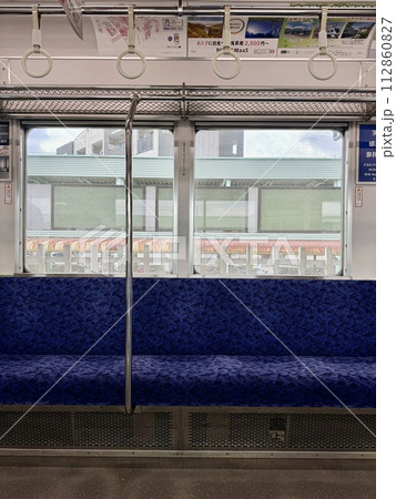 電車の車内 112860827