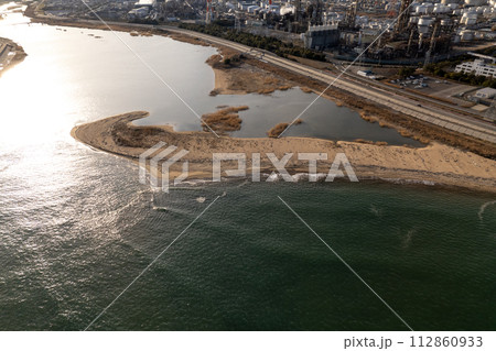 四日市コンビナート 磯津海岸からのドローンによる空撮 四日市コンビナート 磯津海岸からのドローンによる空撮 112860933