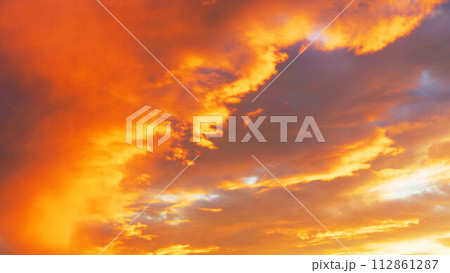 オレンジ色(茜色)が広がる1月の夕焼けの美しい風景 オレンジ色(茜色)が広がる1月の夕焼けの美しい風景 112861287
