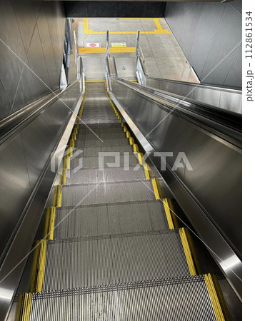 駅構内の下りエスカレーター 駅構内の下りエスカレーター 112861534