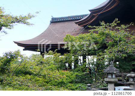 京都のまちなみ　祇園・東山エリア　清水寺　本堂　斜め後方から 112861700