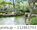 京都のまちなみ　祇園・東山エリア　清水寺　池のある和風庭園 112861703
