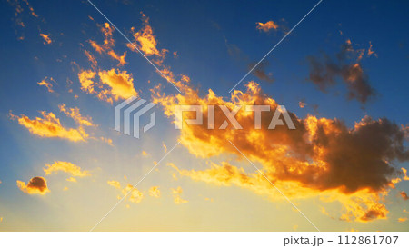 12月の夕焼け空の美しい風景 12月の夕焼け空の美しい風景 112861707