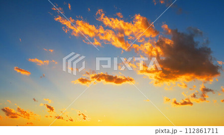 12月の夕焼け空の美しい風景 112861711