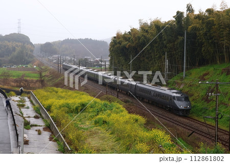 菜の花とJR九州の787系「かささぎ」「リレーかもめ」 112861802