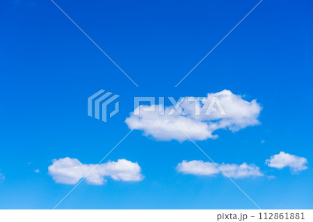 春の青空と広いフリースペース 112861881