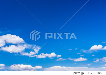 春の青空と広いフリースペース 112861886