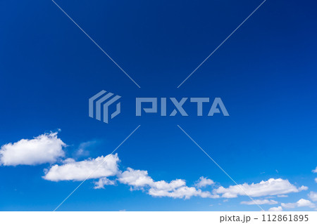 春の青空と広いフリースペース 112861895