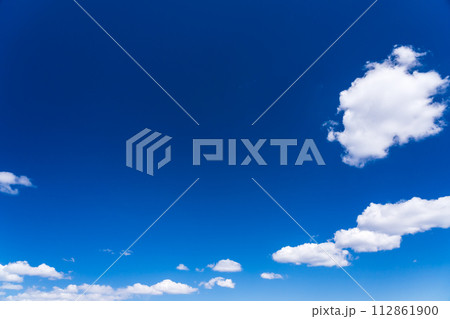 春の青空と広いフリースペース 112861900