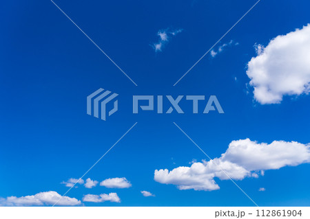 春の青空と広いフリースペース 春の青空と広いフリースペース 112861904