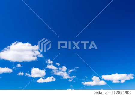 春の青空と広いフリースペース 112861909